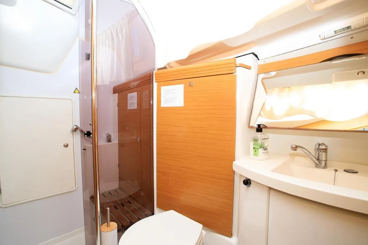 Botel Hotel Salis - Jeanneau 39I Lisboa
