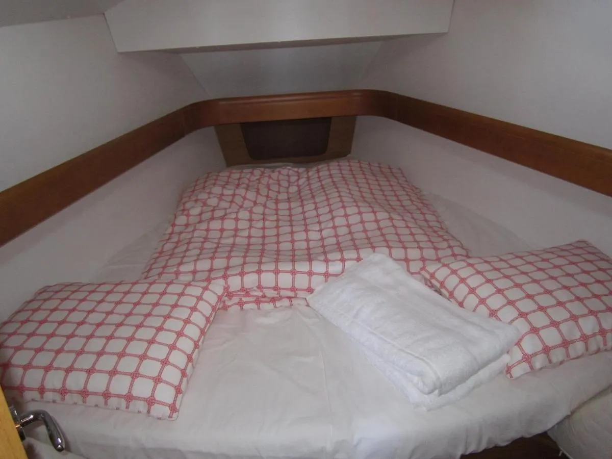 Botel Salis - Jeanneau 39I Hotel Lisboa